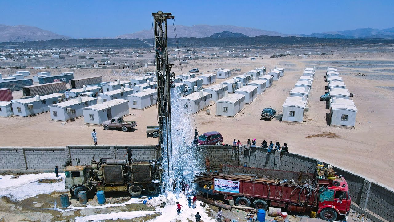 انفجار الماء من باطن الأرض اثناء حفر بئر ارتوازي في اليمن 2022 | منتدى الاغاثة والبنا CRB