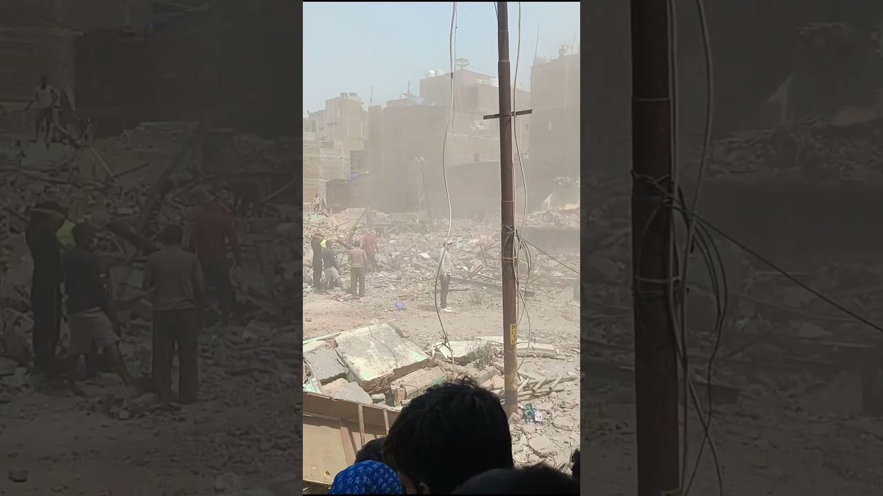 अनाधिकृत घर पर बुल्डोजर 🤥 