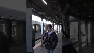 朝の花巻駅に停車している釜石線下り快速はまゆりキハ100系