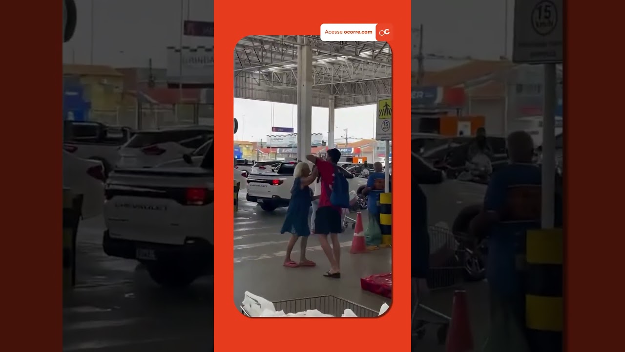 Jovem entra no ritmo e DANÇA FORRÓ COM IDOSA em estacionamento de supermercado