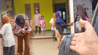 Dedek's homecoming shocks the whole village, and her brother gets jealous