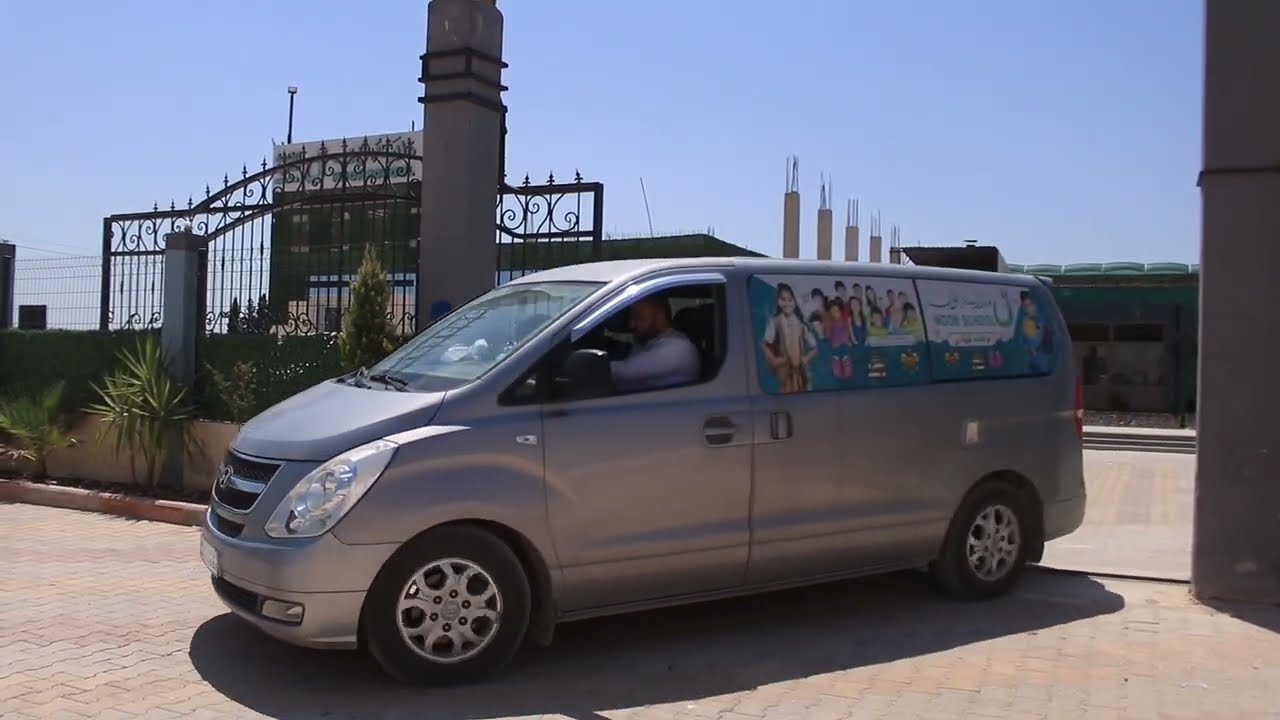 خطوة من خطوات تدريبات السّائقين مع الطّلّاب، لتحرير اللّغة الإنكليزيّة من السّبّورة للحياة اليوميّة.