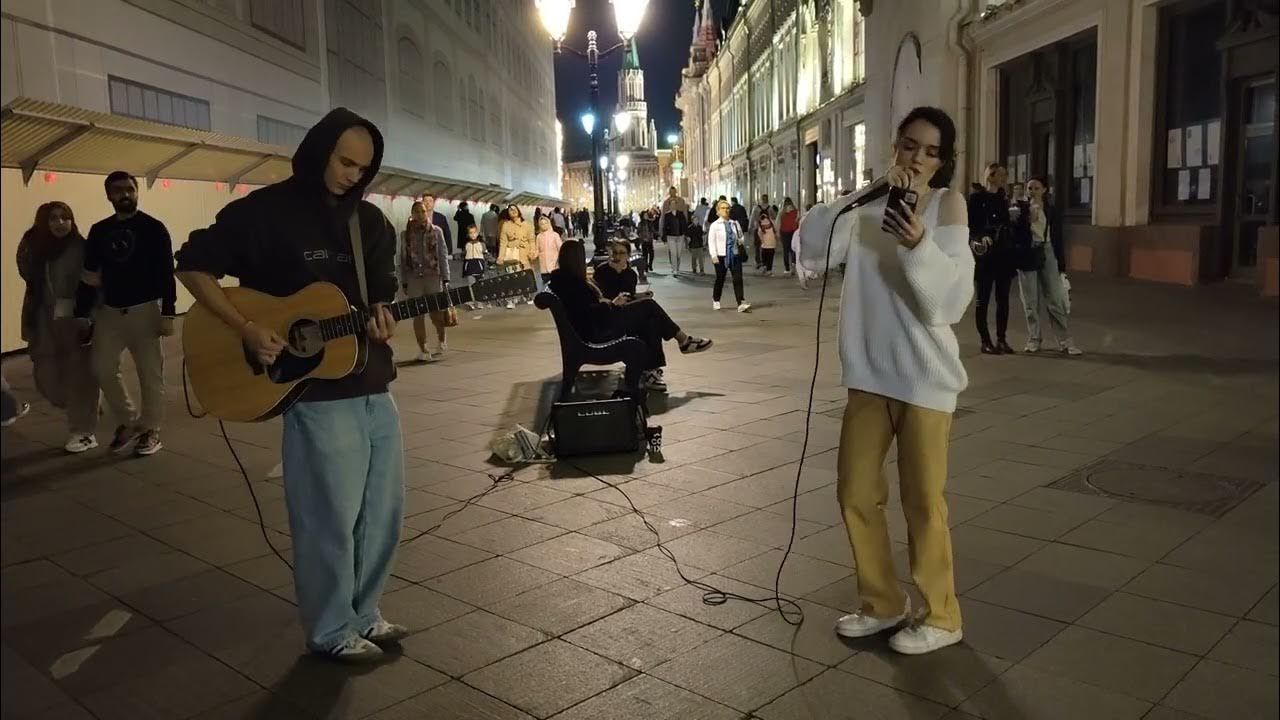 А по темном улицам гуляляет дождь. Девушка в платье идет. Ио темным улицам гуляет дождь. Женщина идет. Прогулка под дождём.