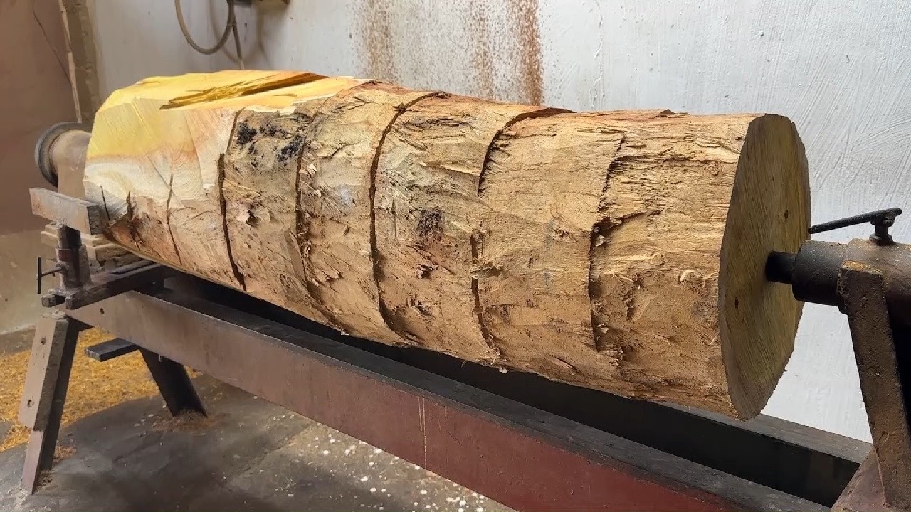 Transforming an ordinary piece of wood into a vase || The ultimate transformation in woodworking