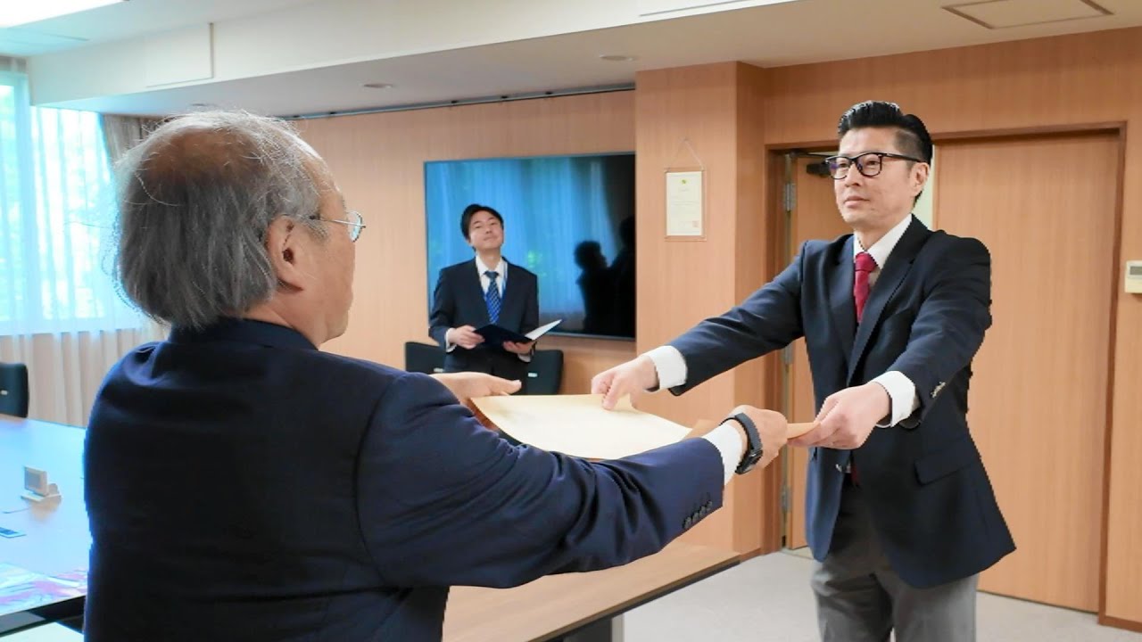 天皇陛下から紺綬褒章を賜りました。 - YouTube