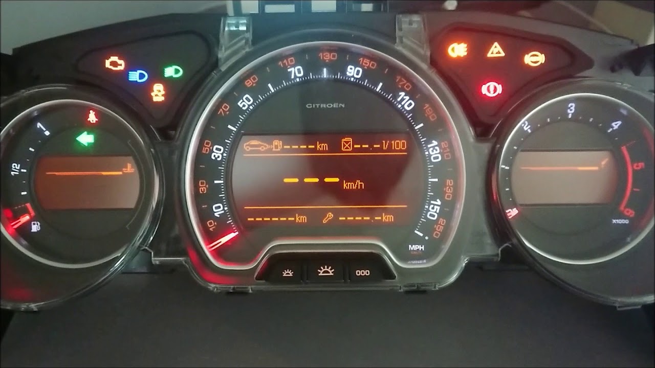Test licznika Citroena C5 na stole. Instrument Cluster test