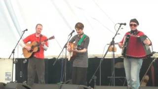 The Karine Polwart :Trio:The Sun's Coming Over The Hill
