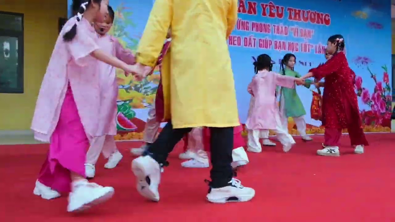 Hội xuân yêu thương của con gái Mai Ngân cùng anh chị và các bạn tại trường Tiểu học Ngô Mây 