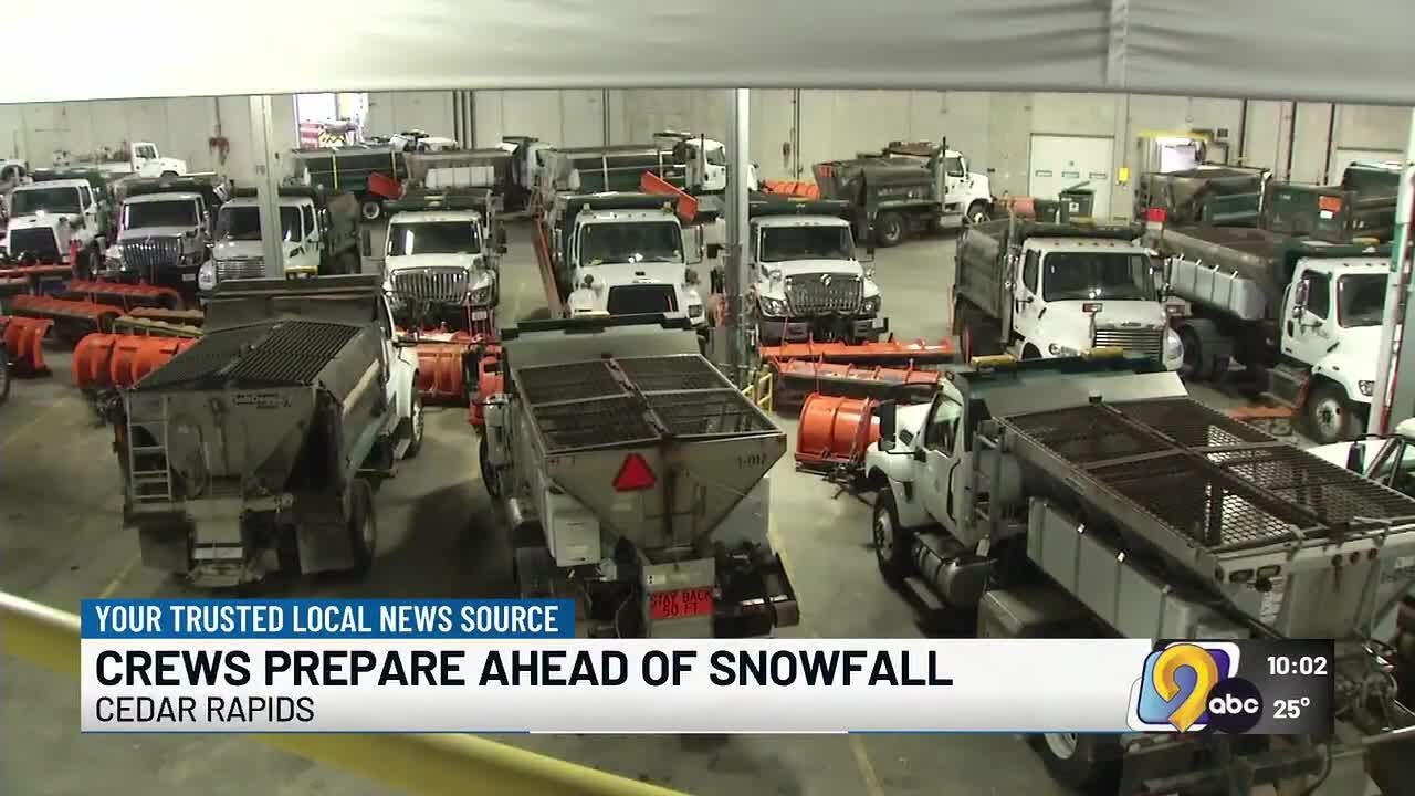 Cedar Rapids road crews preparing for heavy snowfall - YouTube