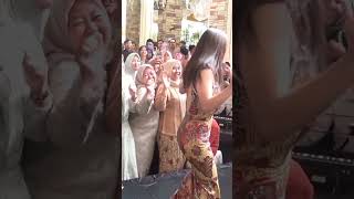 Dewi Perssik Makes The Audience Excited dangdut gudanghiburan beranda dewiperssik