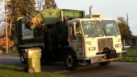 Peterbilt 320 Labrie Automizer Split-Body Garbage Truck