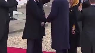 شاهد كيف حاول الرئيس الفرنسي ماكرون تقبيل يد زوجة أردوغان