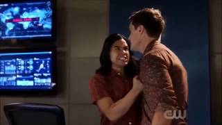 The Flash 5x02 Funny Moments - Caitlin and Ralph help Cisco get over Gypsy
