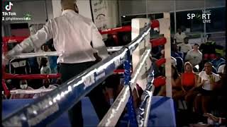 Pugile Sudafricano Inizia A Colpire Un Avversario Immaginario.