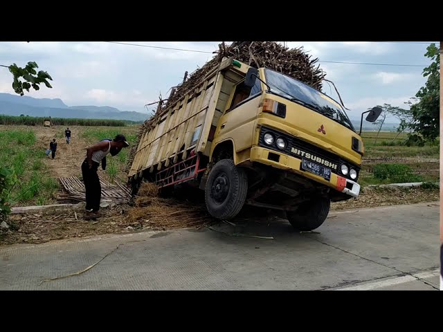 MENEGANGKAN !!!!! DETIK-DETIK TRUCK TERGULING || TRUCK OLENG class=