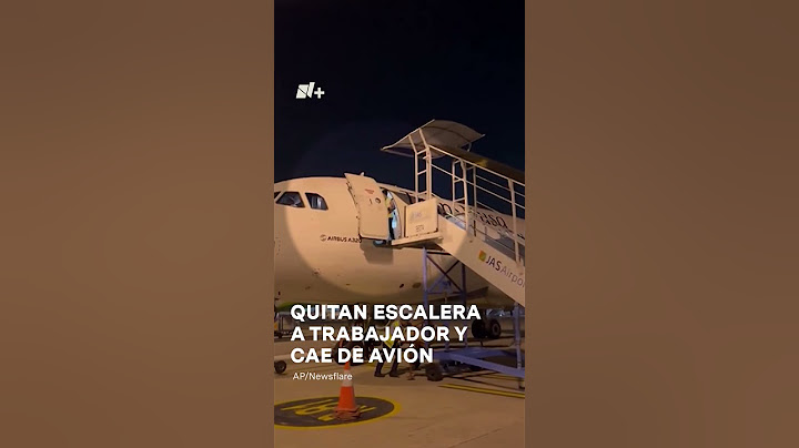 Quitan escalera a trabajador de aeropuerto y cae de avión #nmas #shorts