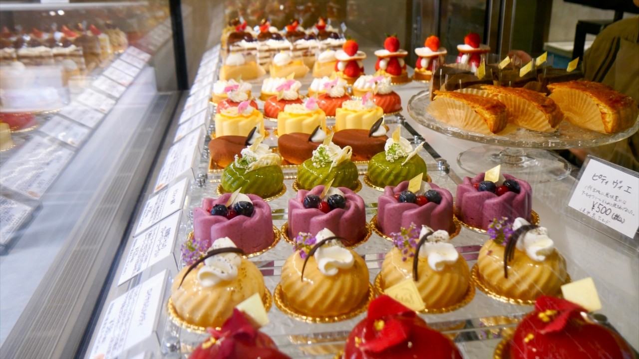 職人たちの技術で生まれるケーキ屋さんの美しいショーケース！パティシエたちによる朝のケーキ作り