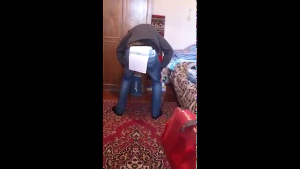 Высунула жопу из машины