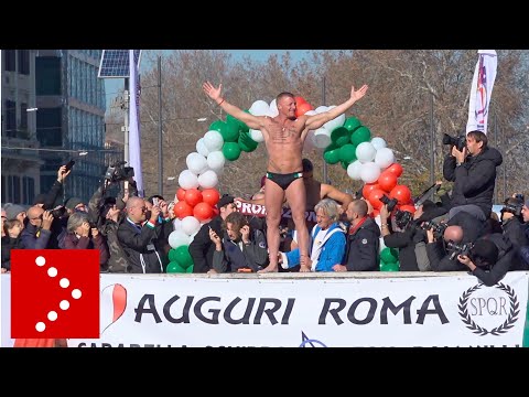 Roma, il tuffo nel Tevere da Ponte Cavour dell'1 gennaio 2020