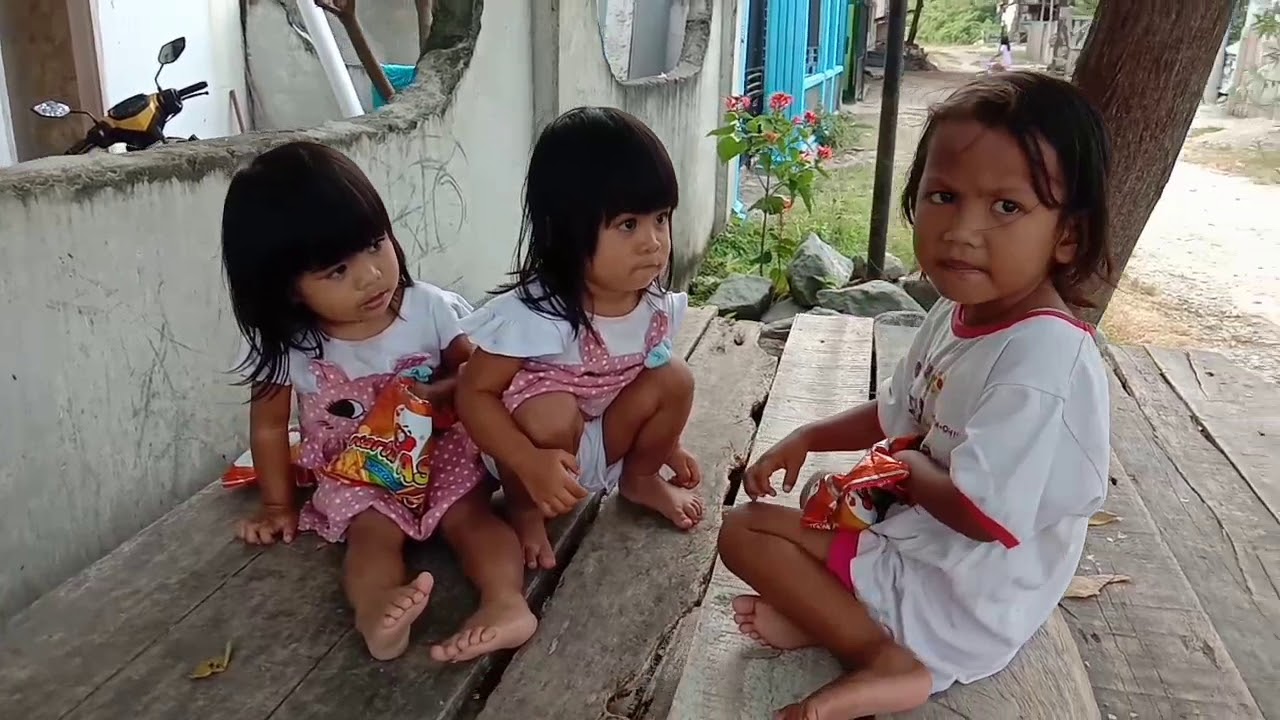 GARA-GARA KERUPUK...ANAK KEMBAR DAN TEMANYA "mimi" BERTENGKAR.