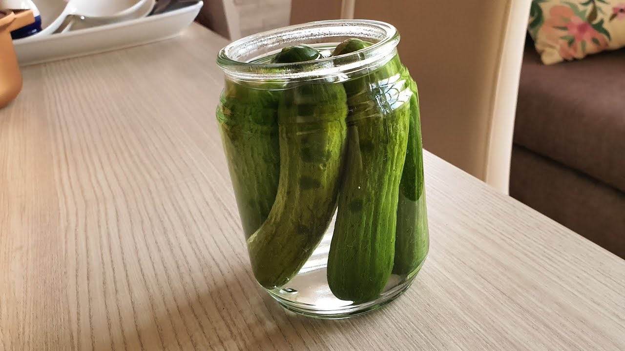 خيار مخلل بيتي رهييب ..سهل و سريع جدا .. بعتذر من عوجة بلوزتي .. اخدت بالي بعد التصوير 🙈