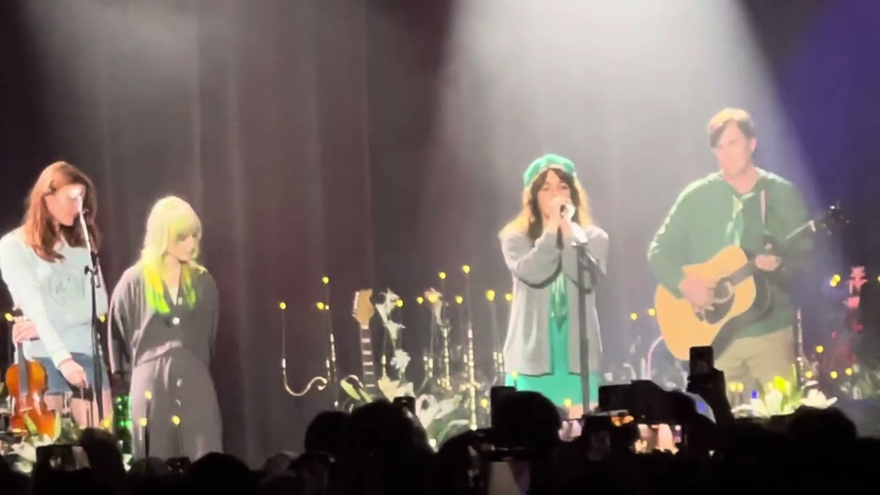 Jenny Lewis w/ Pierre De Reeder, Hayley Williams, and Katie Gavin - Let Me Back In (Rilo Kiley song)