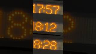 Die Lupen App auf dem iPhone hilft uns dabei blind das Gleis zu finden. 