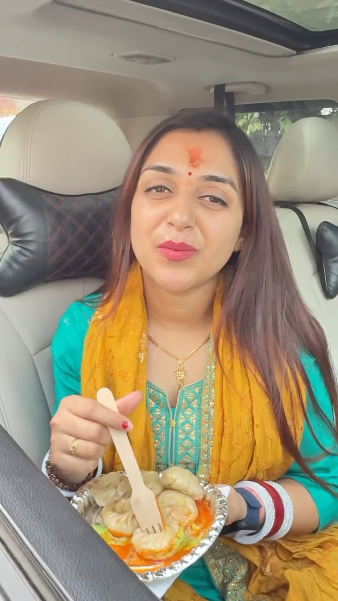Biwi Ko Momo Khilaya  ?? #shorts #trendingshorts #comedy #food #funny #viral #sandeepbhatt