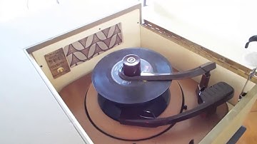 V-M 560  record changer playing a stack of 45