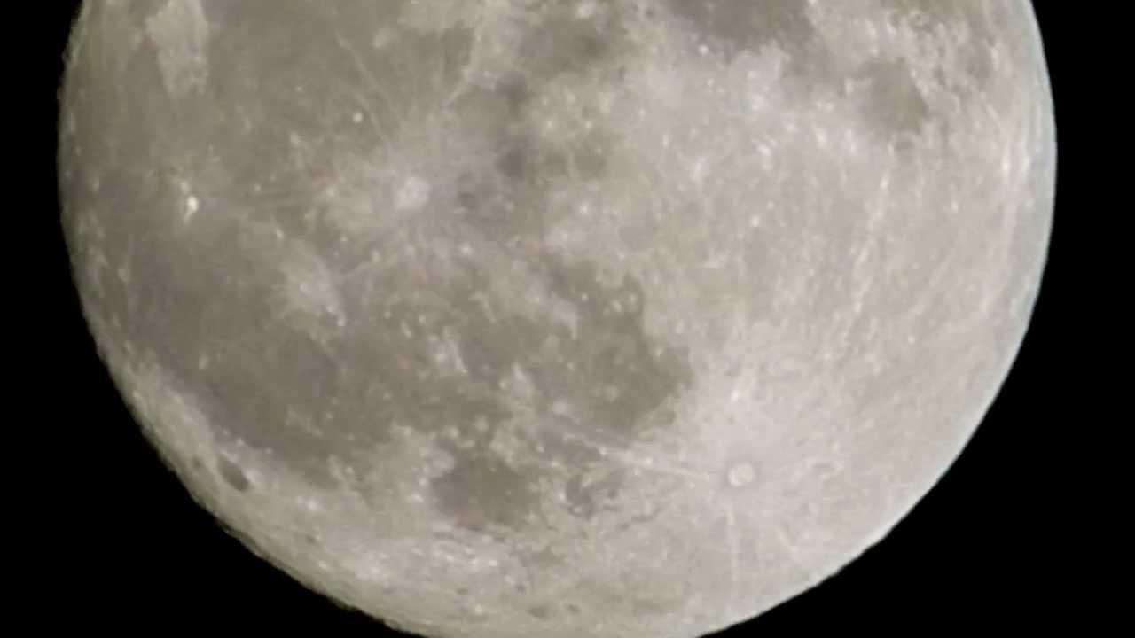 Moon leak. Nikon Coolpix p900 Луна. Nikon Coolpix p1000 снимок Луны. Фото Луны увеличенное. Луна 500х500.