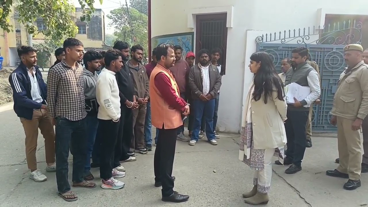 बिजनौर: धामपुर में देह व्यापार व अवैध प्राइवेसी व्यापार के खिलाफ युवाओं ने किया विरोध