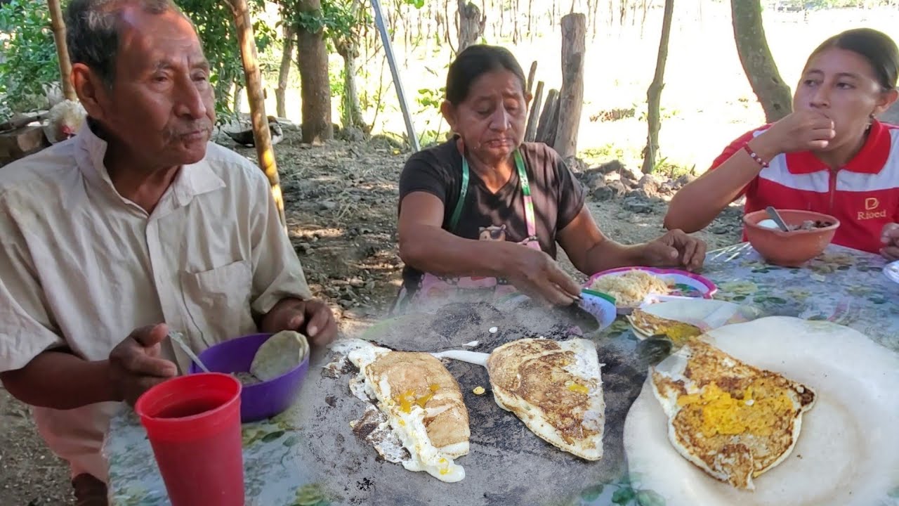 Asi empesamos adisfrutar en El desayuno frijoles con arroz y huevo en Comal 😋😱
