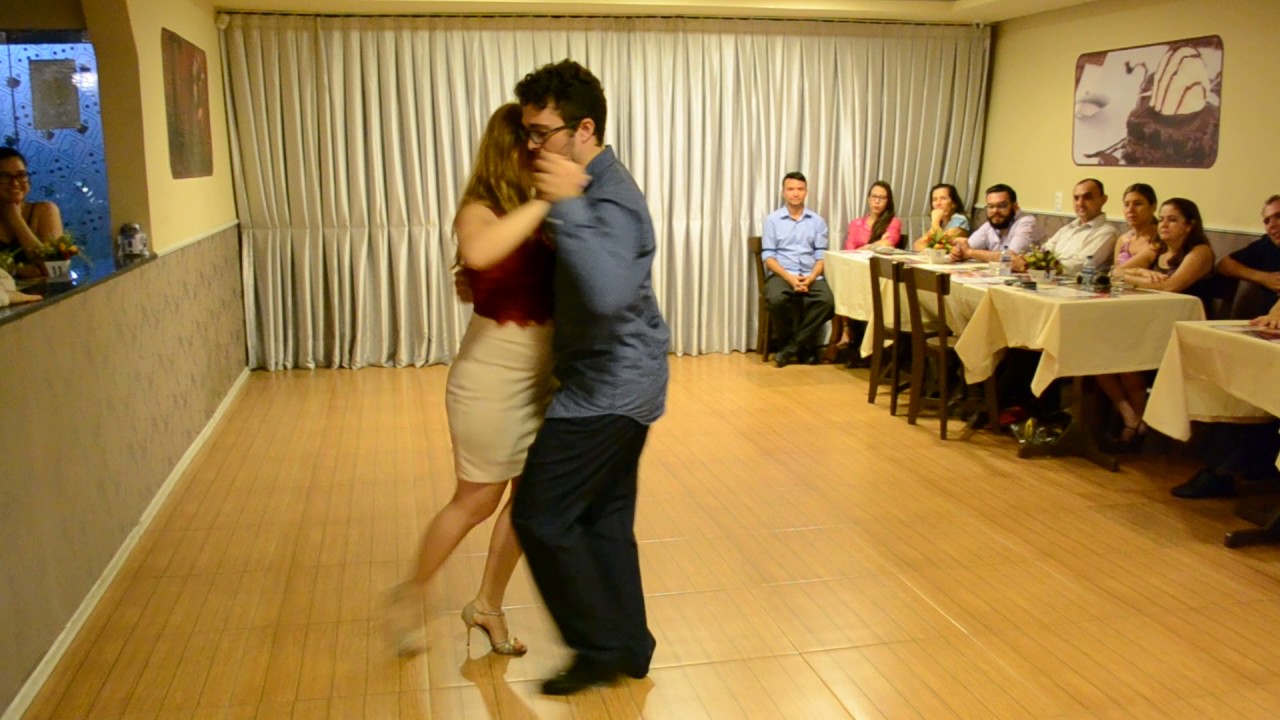 Tango de improviso com os queridos alunos Renata e Lorran. bachata dance