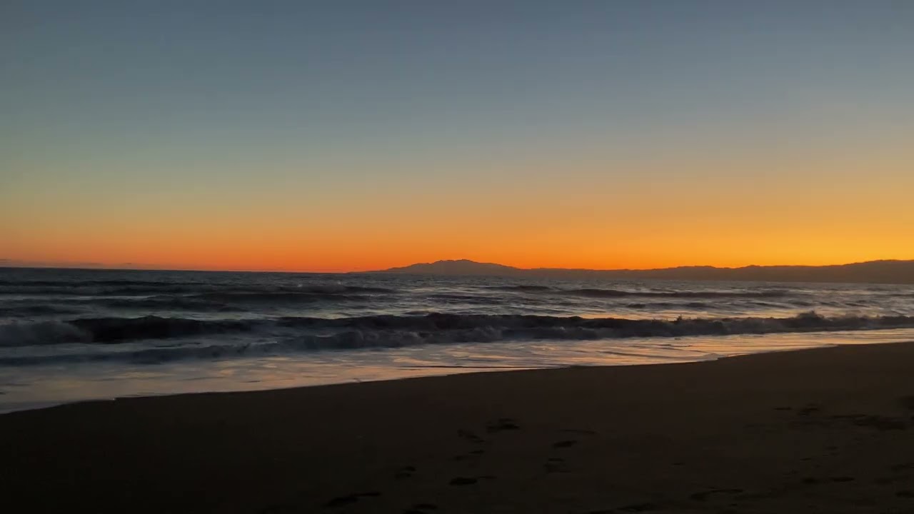 10 Minutes of Calm: Sunset Waves & The Horizon in Japan