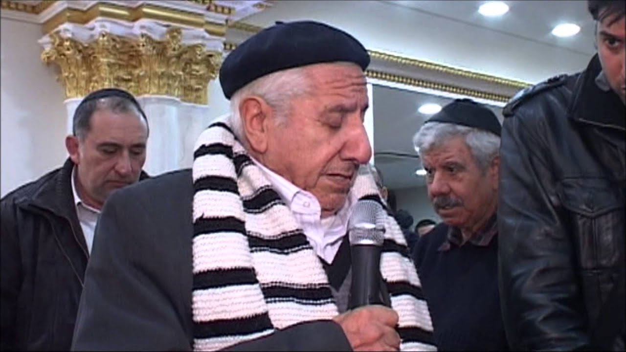 הרב בנימין כהן זצ"ל מברך את הקהל בהכנסת ספר תורה לע"נ בנו הרה"ג חיים כהן זצ"ל