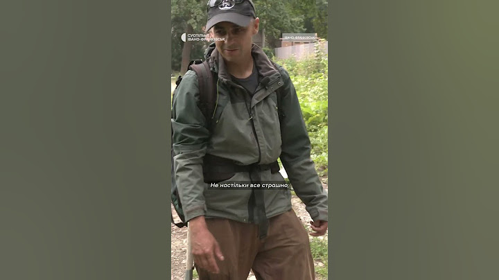 Зриває борщівник руками. Франківець Андрій Медвідь