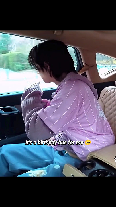 Hyunjin saw his birthday bus 🥹🩷 #straykids