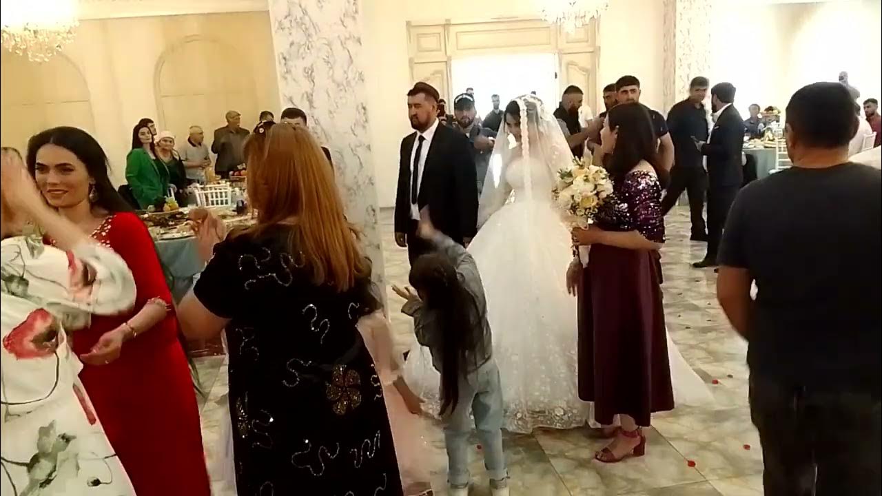 Свадьбы звезд 2023. Свадьба в апреле 2024. Стиль свадьбы 2023 года. Стиль свадьбы 2023 зима. Фотосессия в загсе.