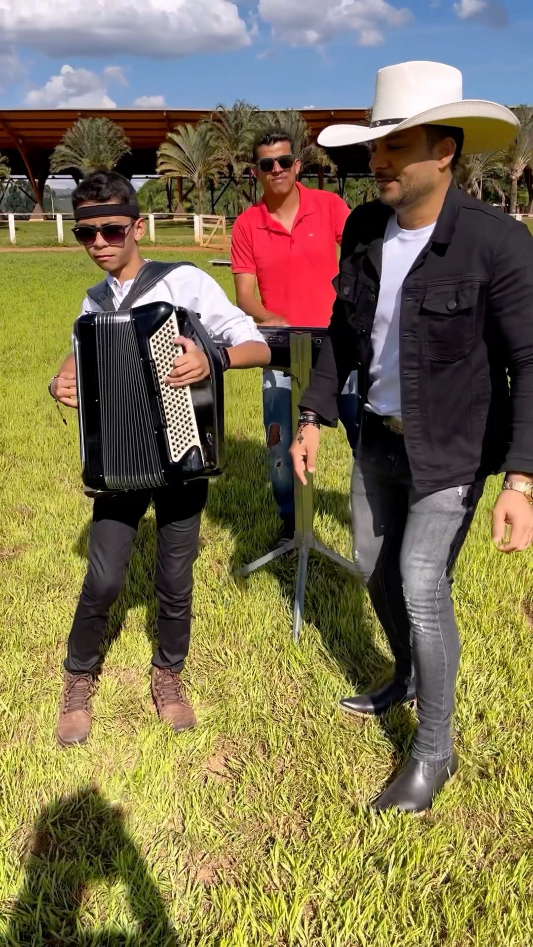 O cantor da das comitiva está estourado com a música forró do meu Goiás quem gostar comenta #boano