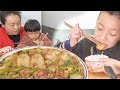 孩子愛吃雞卷，媳婦上街買一條，搭配青椒炒一盤，真下飯 | Children love to eat chicken roll, Fried with green pepper, delicious