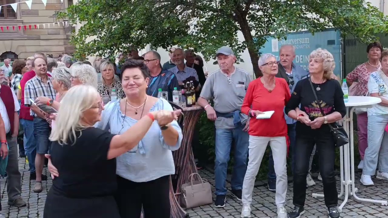 Sag Dankechön mit roten Rosen-Rucksackmusikanten-Rakoczy-Bad Kissingen-26.07.25