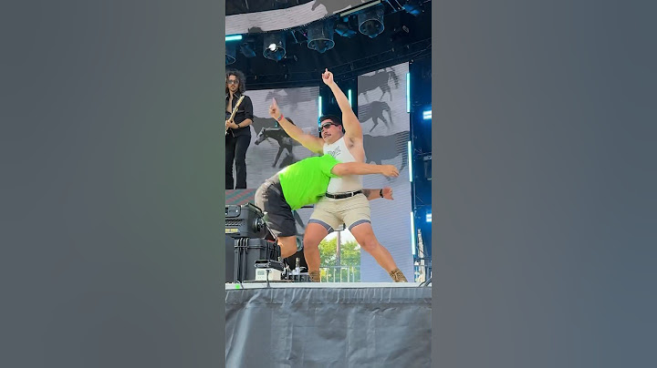 Brave security guard tackles crazy fan