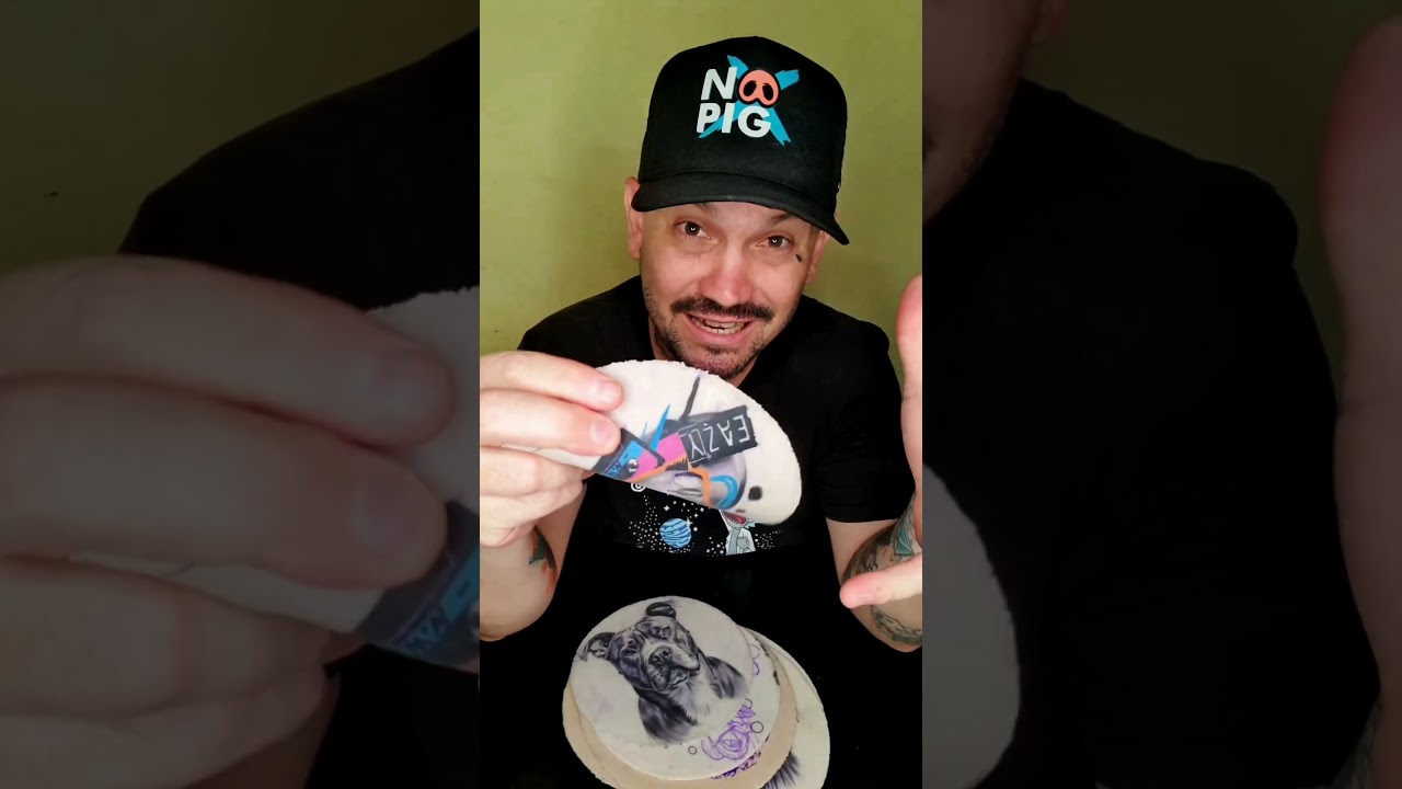 Com oq os tatuadores treinam tatuagem, em pele artificial 