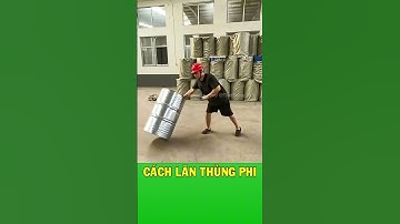 Kỹ năng lăn thùng phuy điêu luyện của công nhân nhà kho