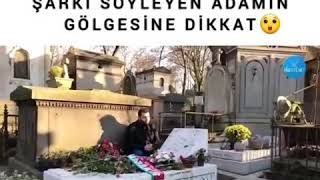 Ahmet Kayanın Mezarında Şarkı Söyleyen Adamın Gölgesine Dikkat🙁