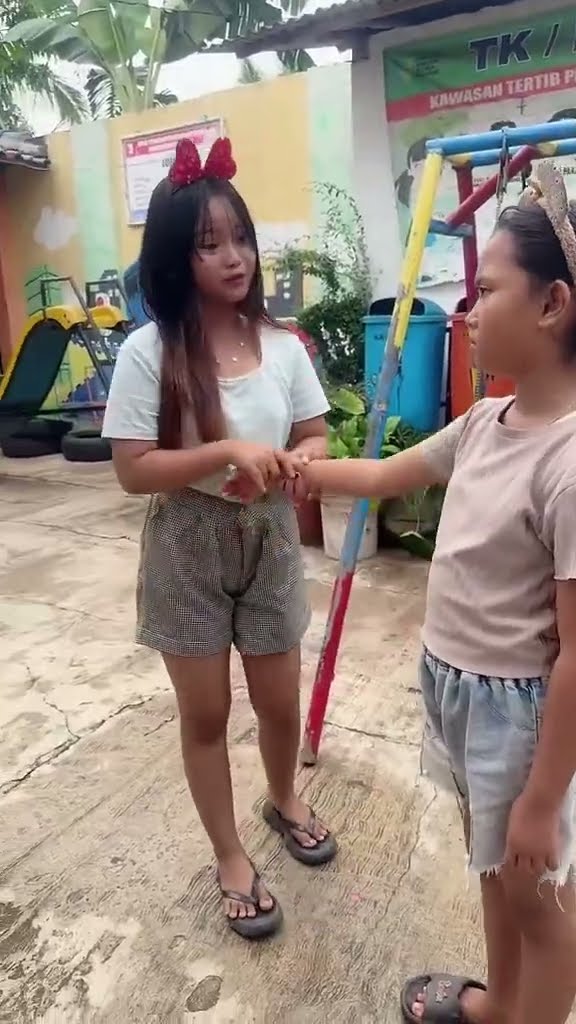 Vidio kocak dan gokil @nyaikembang1nyaikembang1 /ternyata yg ngajak main ayunan ?