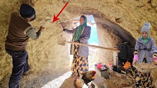 Download Lagu Snowy mountain shelter, long winter: Pregnant mother's efforts to expand cave MP3