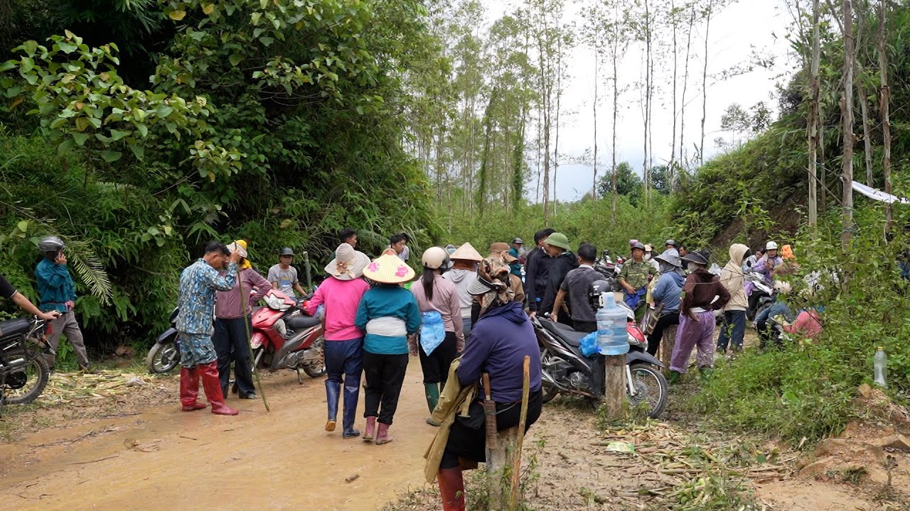 Cả bản đi tìm người vào rừng thất lạc 2 ngày 2 đêm chưa về dấu vết là xe máy và đôi dép bên đường