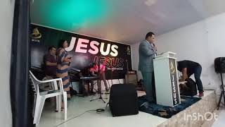 Pastor Roberto Júnior ministrando o louvor no Ministério Vida Nova.