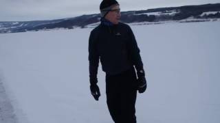 Bob De Jong Probeert In De Verse Sneeuw Te Schaatsen Op De Mjosa